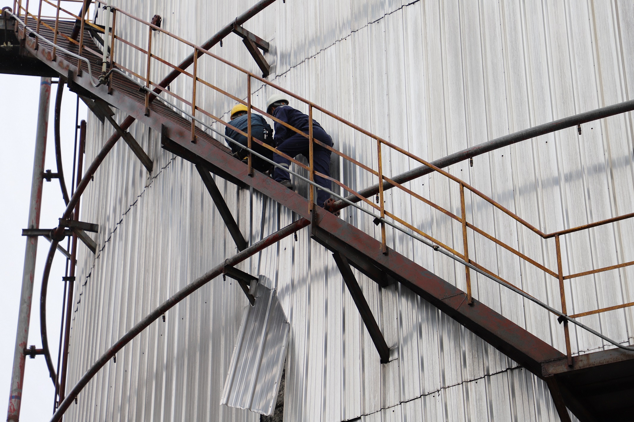 臺(tái)風(fēng)天搶修5千立煤焦油儲(chǔ)罐保溫皮的破損處